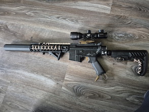 Bild für M4 met Khythera