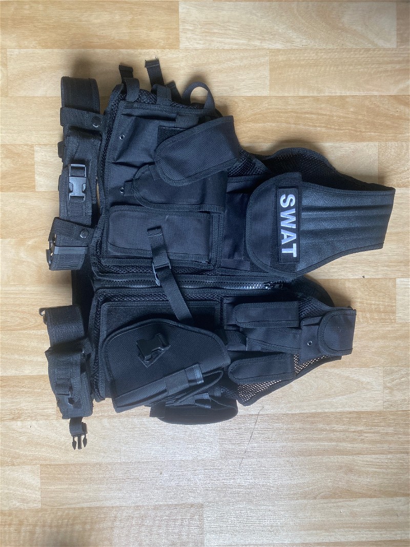 Afbeelding 1 van Vest invader gear zwart met holster ruimte voor ak47