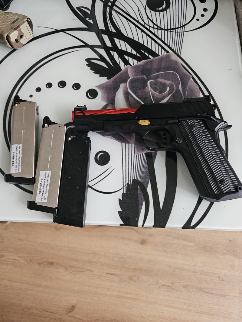Image 1 for Glock 18C, 1911, Dan en Wesson Revolver