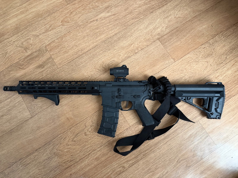 Afbeelding 1 van VFC Avalon Airsoft Replica Compleet met Maverick Red Dot Grip en Batterij