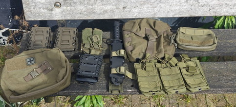 Afbeelding van Diverse MOLLE pouches+accesoires
