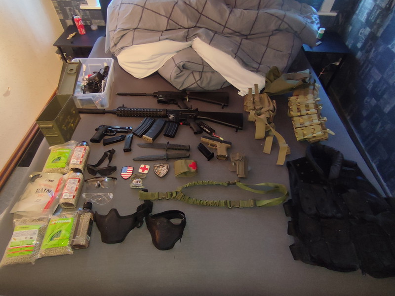 Image 1 for Airsoft materiaal MOET WEG ..