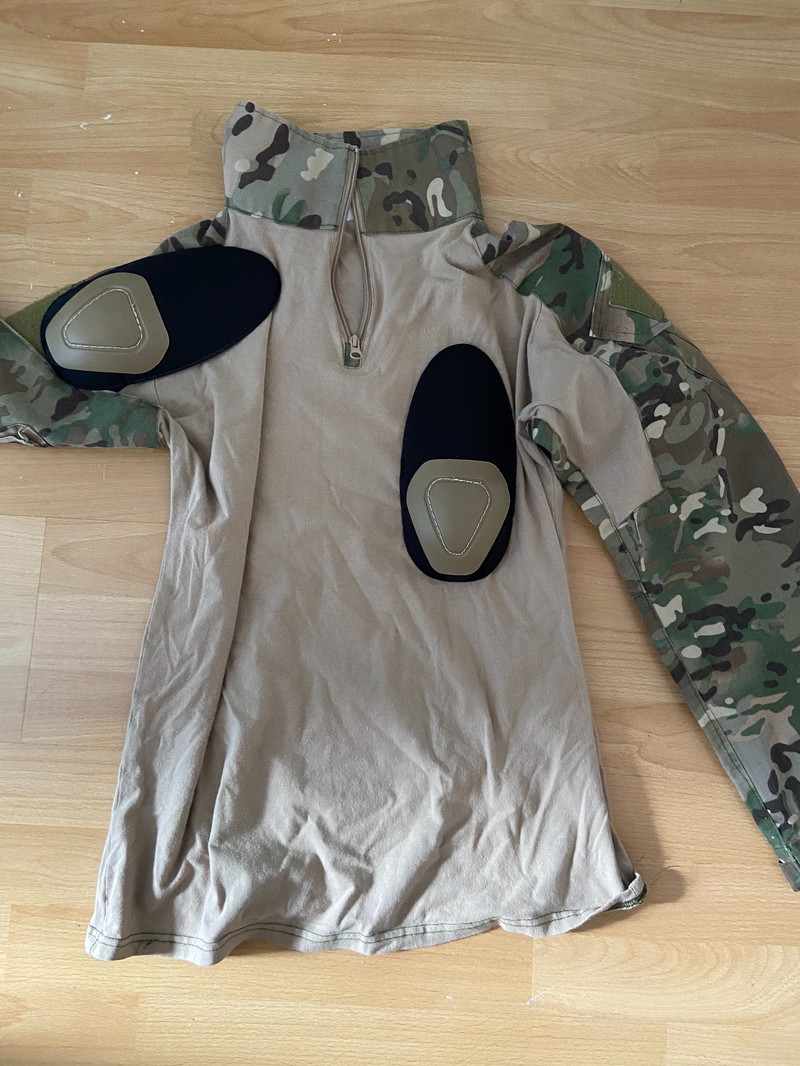 Afbeelding 1 van Combat shirt en pants met beschermers!