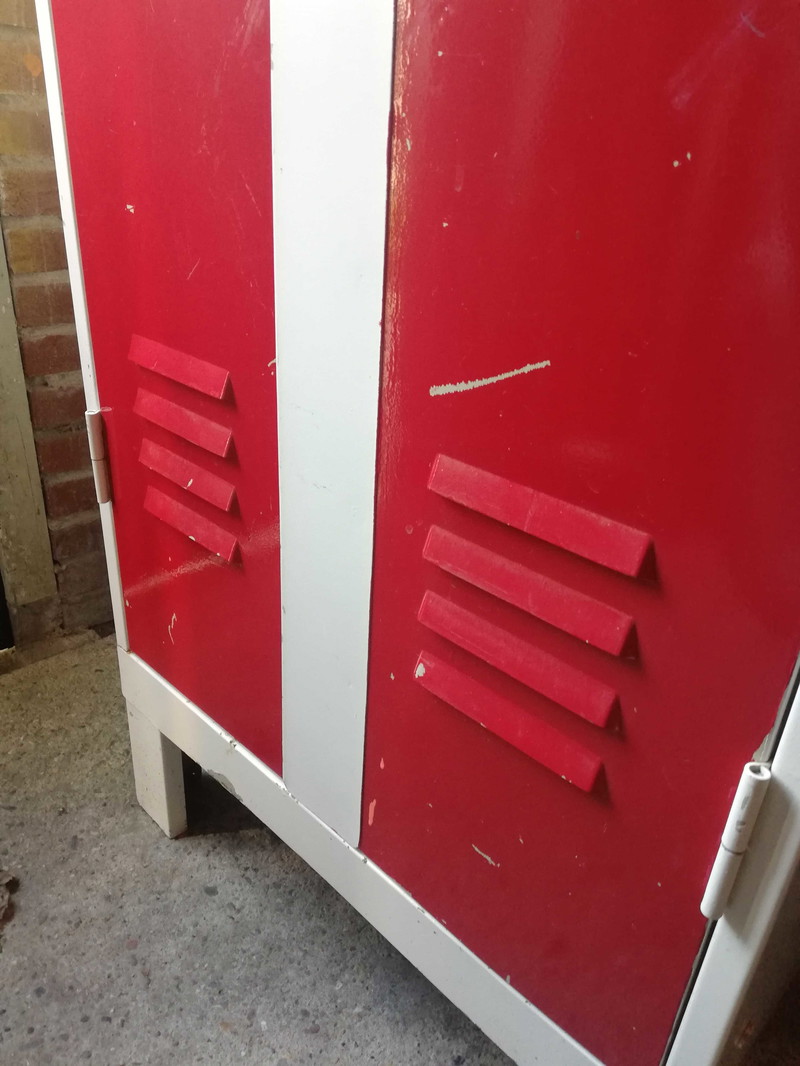 Image 1 for Locker van staal. Deuren met driepuntsluiting