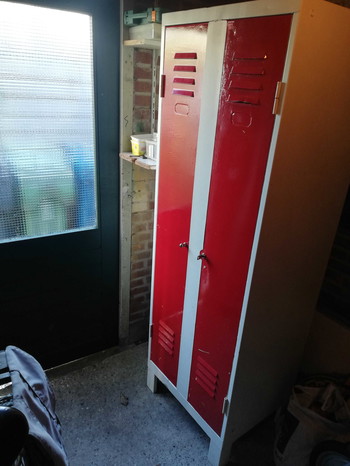 Image 2 for Locker van staal. Deuren met driepuntsluiting