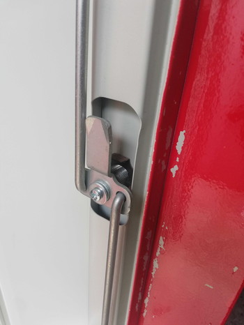 Image 4 for Locker van staal. Deuren met driepuntsluiting