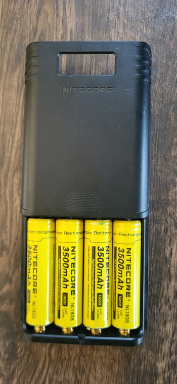 Afbeelding 2 van Powerbank Nitecore F4 met 18650 Batterijen + Goal Zero 45W Oplader