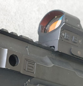 Afbeelding 2 van ARP 556 met G&P CQB SAI handguard en hawke red dot