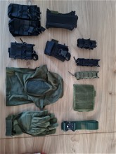 Afbeelding van Verschillende pouches, riem, handschoenen, balaclava