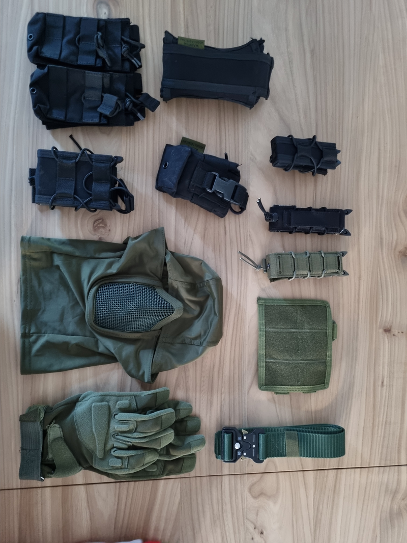 Afbeelding 1 van Verschillende pouches, riem, handschoenen, balaclava