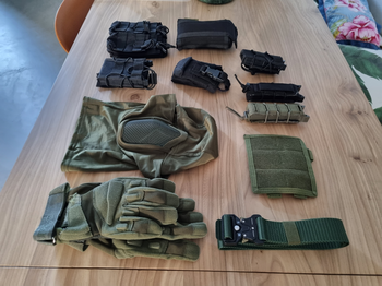 Afbeelding 3 van Verschillende pouches, riem, handschoenen, balaclava