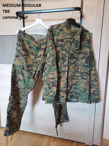 Afbeelding 4 van lot of 4 uniforms and 2 pants, size M - S