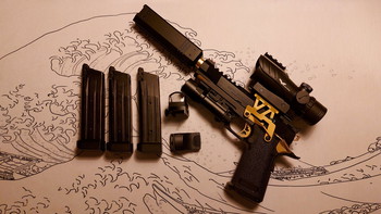 Image 2 for Custom Tokyo Marui Hi-Capa 5.1 GBB inclusief 3 magazijnen en attachments