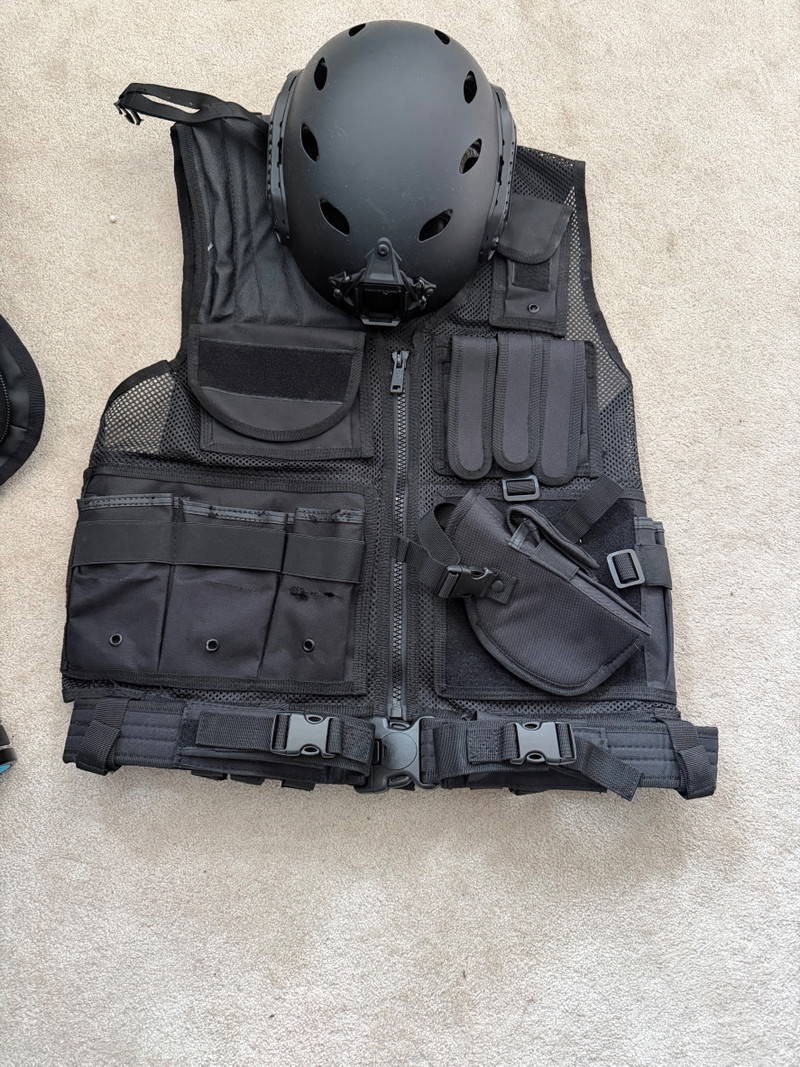 Image 1 for Vest en helm nooit op veld gedragen