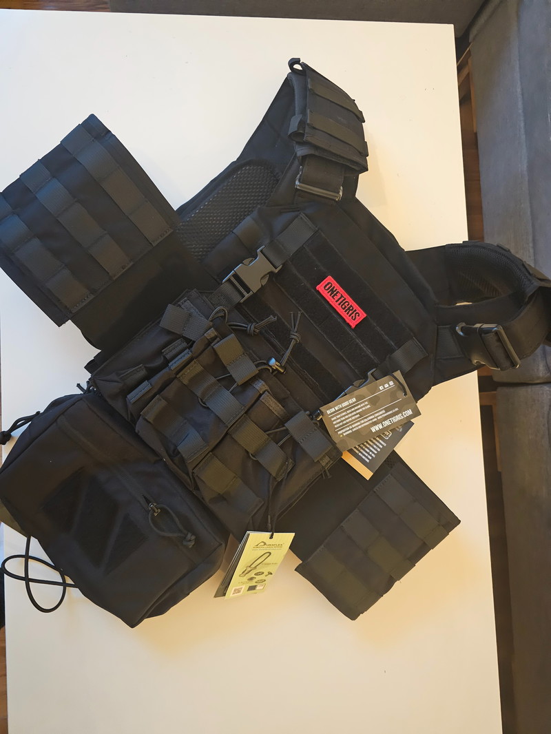 Imagen 1 de Nieuwe Onetigris Griffin AFPC zwart met dump pouch en triple open top 5.56 pouch