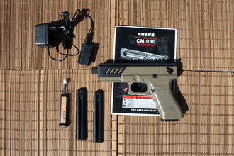 Image pour CM.030 G18 AEG (tan) met picatinny rail adapter