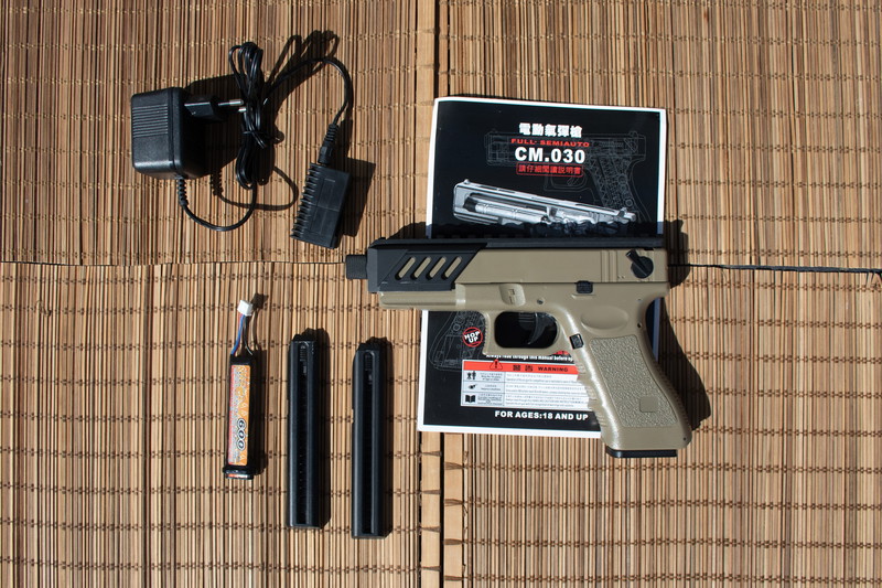 Imagen 1 de CM.030 G18 AEG (tan) met picatinny rail adapter
