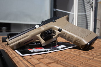 Imagen 2 de CM.030 G18 AEG (tan) met picatinny rail adapter