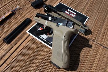 Imagen 3 de CM.030 G18 AEG (tan) met picatinny rail adapter