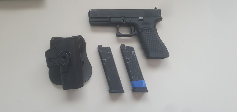 Afbeelding 1 van Umarex glock 17 gen 4 voorzien van nieuwe hammer assembly met 2 lekke magazijnen en holster