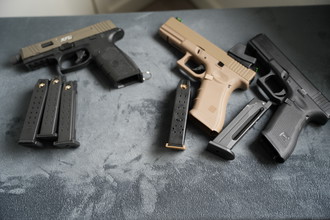 Bild für 3 gas pistols with magazines. 2 Glocks. 1 ICS XFG ( no crosshair )