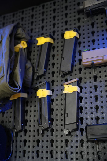 Bild 3 für 3 gas pistols with magazines. 2 Glocks. 1 ICS XFG ( no crosshair )