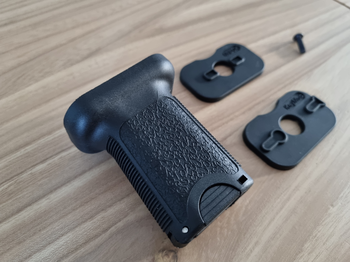 Afbeelding 2 van Angled grip (asg, atek) en verticale grip (prijs is voor beide samen:)