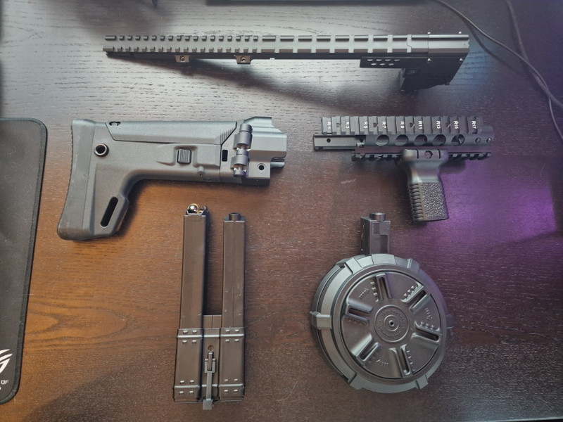 Imagen 1 de Bundel MP5 accessoires (o.a. ACR stock, zombie killer kit, Handguard en mags)