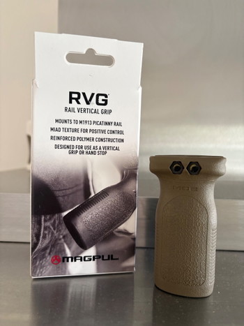 Imagen 2 de Magpul RVG Vertical Grip FDE. Made in USA.